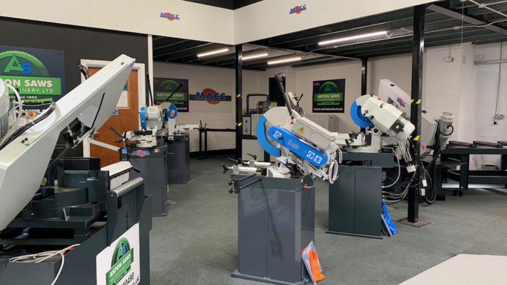 The Difference Between a Band Saw and a Circular Saw